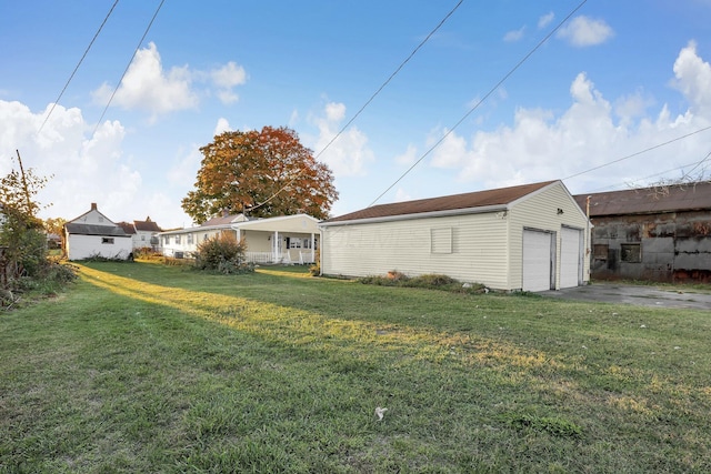 view of yard with a garage and an outdoor structure