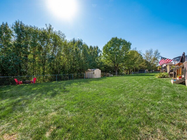 view of yard with a storage shed