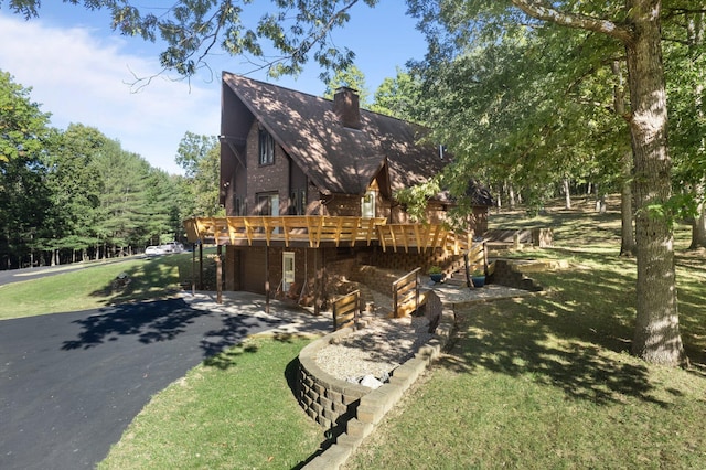 view of front of house featuring a wooden deck and a front lawn