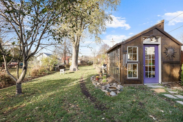 view of yard with an outbuilding