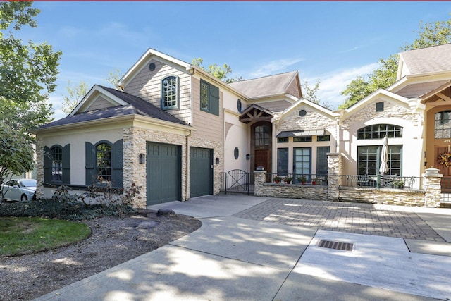 view of front facade featuring a garage