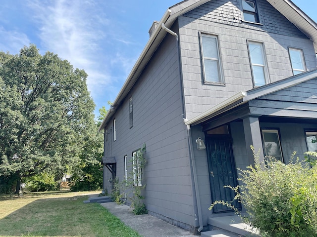 view of side of property featuring a lawn