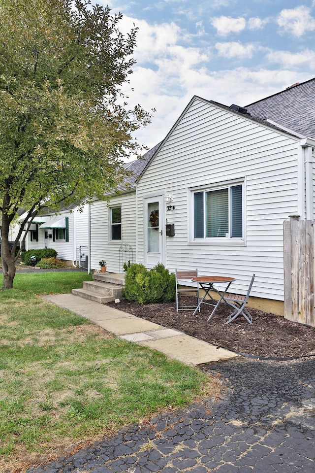 view of front of house with a front lawn