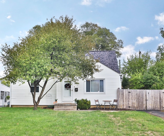 view of front facade with a front yard