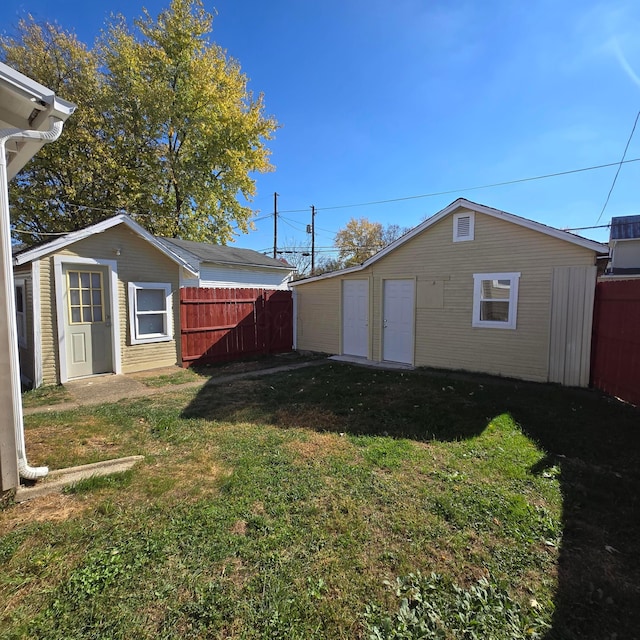 1214 W Mulberry St, Lancaster, OH 43130 - view of yard featuring an outbuilding