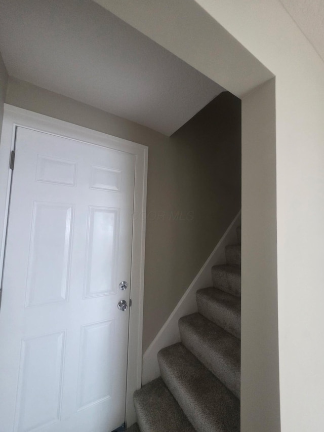 1214 W Mulberry St, Lancaster, OH 43130 - foyer with stairs