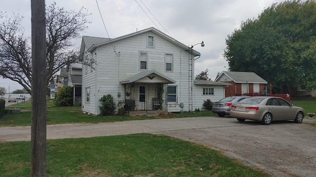 front facade featuring a front lawn