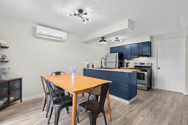 dining room with sink, a textured ceiling, light hardwood / wood-style flooring, and a wall unit AC