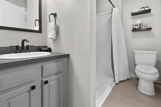 bathroom featuring a shower with curtain, vanity, and toilet