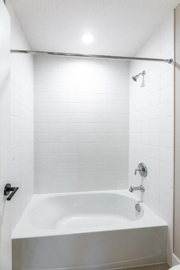 bathroom featuring tiled shower / bath combo