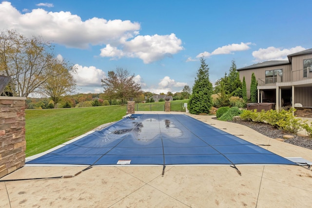 view of swimming pool featuring a lawn