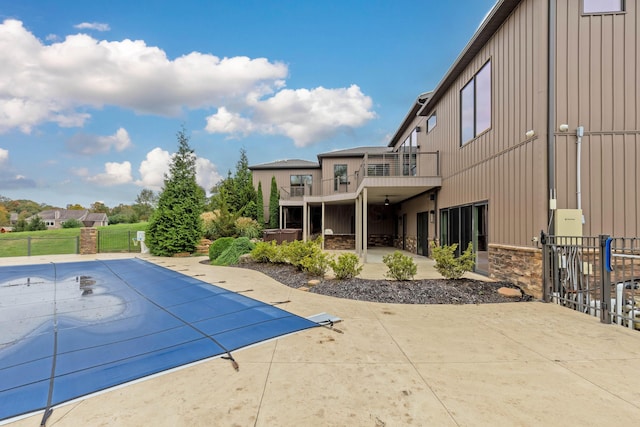 17311 Gambier Rd, Mount Vernon, OH 43050 - view of swimming pool featuring a patio area and a covered pool