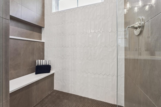 bathroom featuring a tile shower