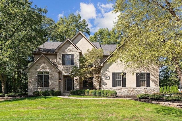 view of front facade featuring a front lawn