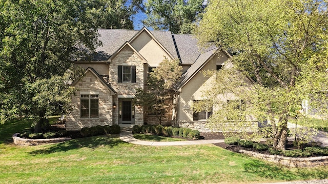 view of front of property featuring a front lawn