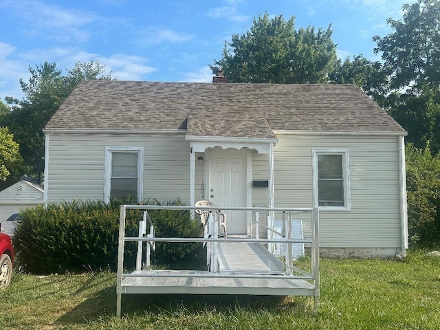 view of front of property with a front lawn