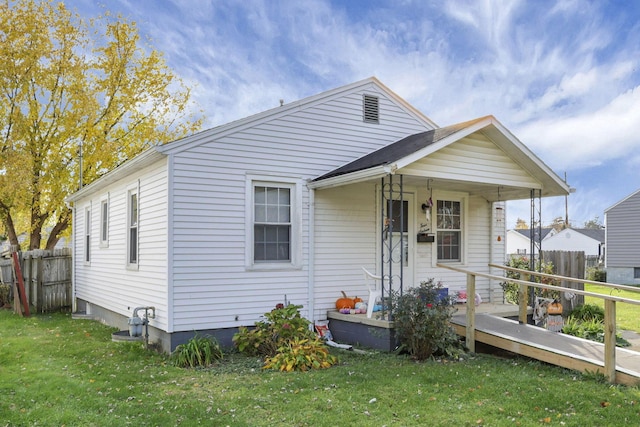 bungalow-style home featuring a front lawn and covered porch