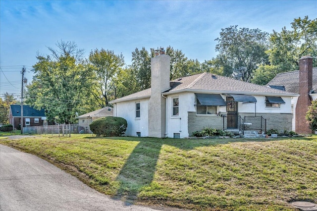 view of front of house featuring a front lawn