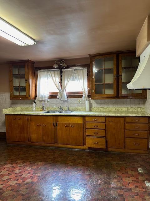 kitchen with backsplash and sink