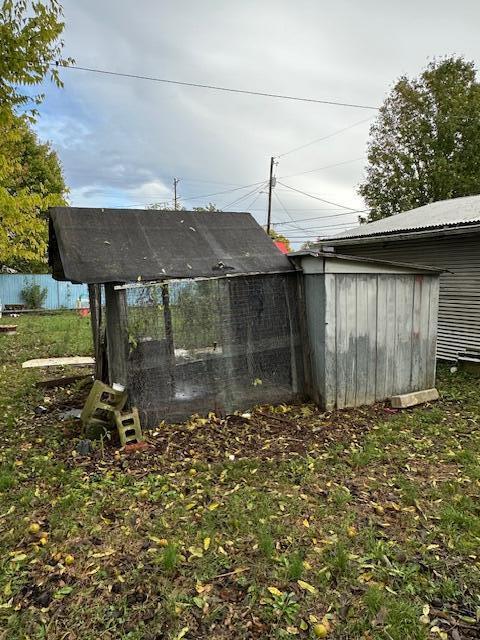 view of yard with an outbuilding