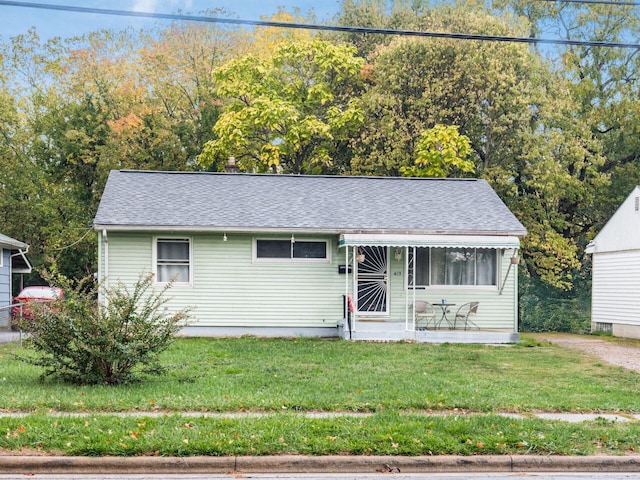 view of front facade with a front yard