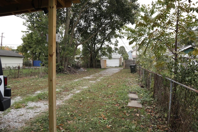 view of yard featuring an outdoor structure