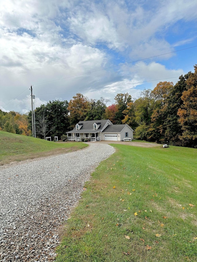 view of front facade featuring a front lawn