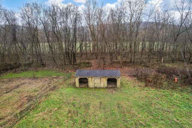 view of yard with an outbuilding