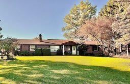 single story home with a front lawn