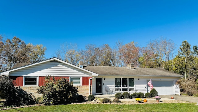 ranch-style house featuring a front lawn and a garage