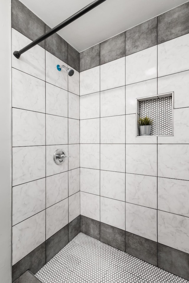 bathroom featuring tiled shower