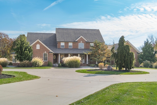 view of front of home featuring a front yard