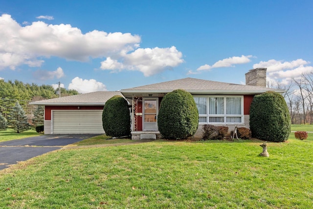 view of front of home featuring a front lawn and a garage