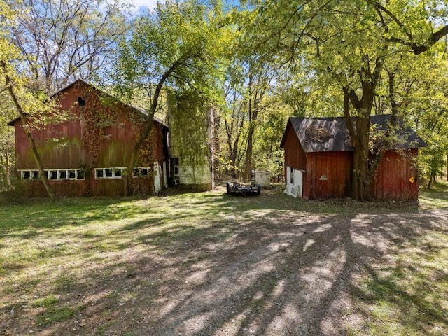 view of yard with an outdoor structure