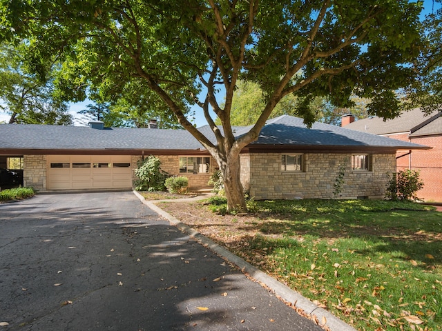 view of front of home featuring a front yard and a garage