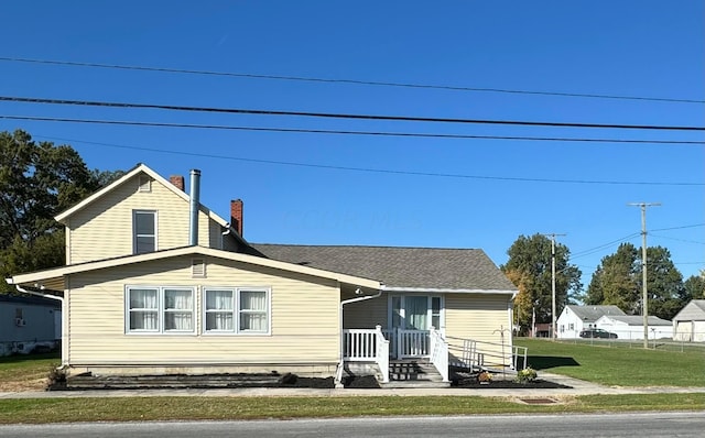 view of front facade featuring a front lawn