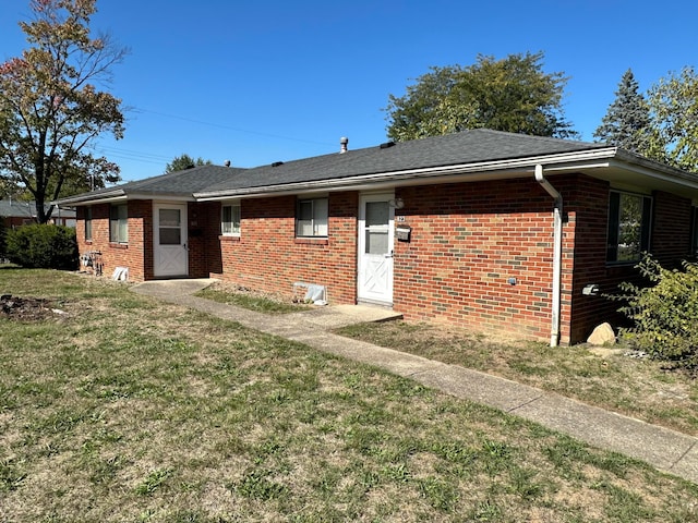 view of front of property featuring a front yard