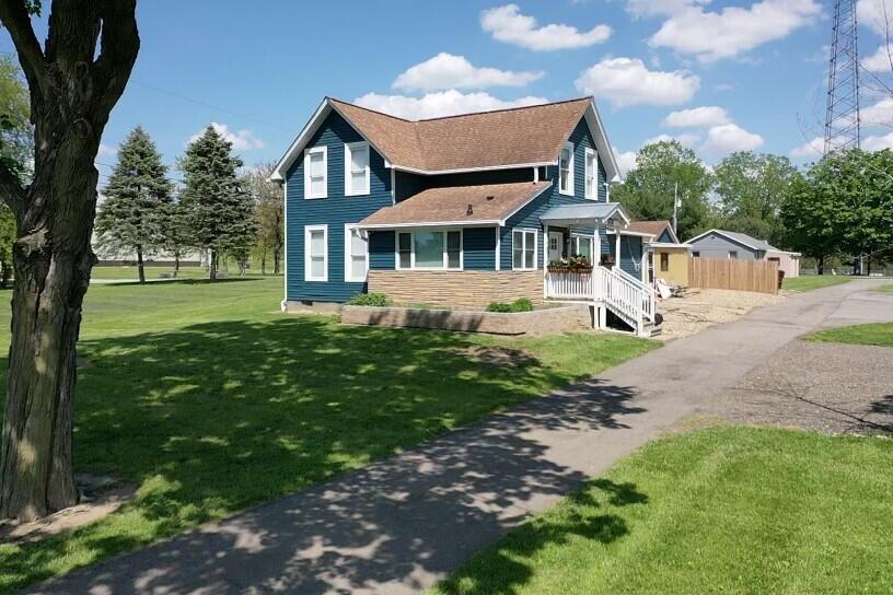 view of front of property featuring a front yard