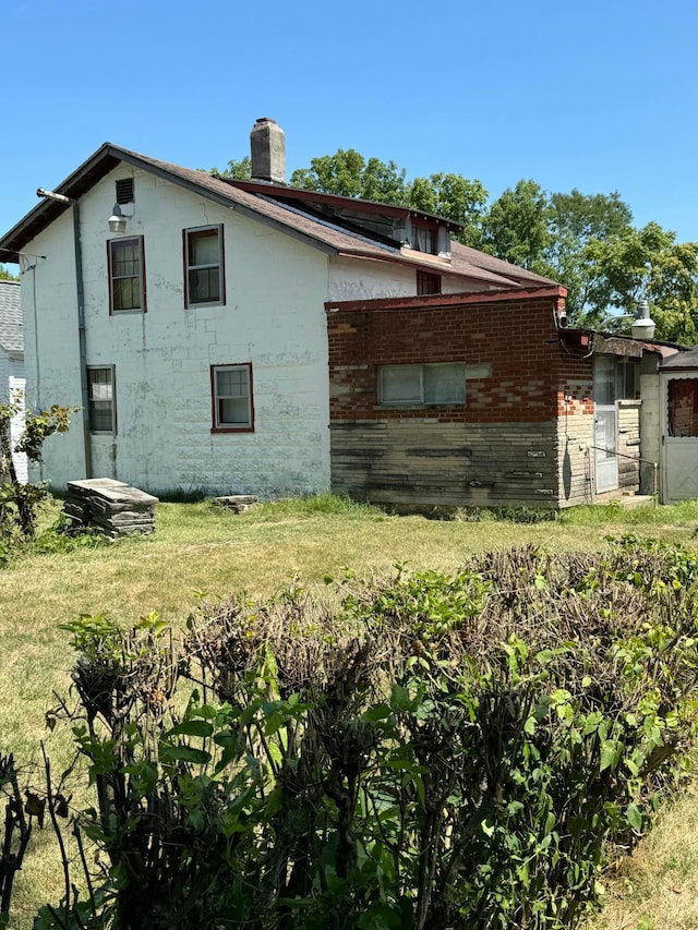 back of house featuring a lawn