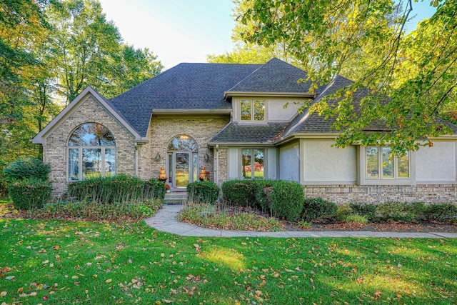 view of front facade featuring a front yard