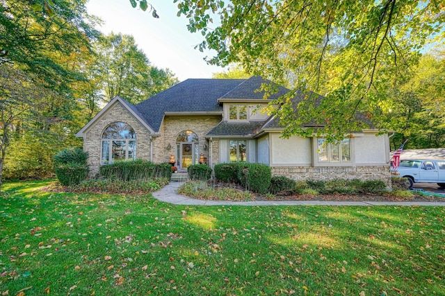 view of front of property featuring a front yard