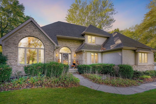 view of front of home featuring a lawn