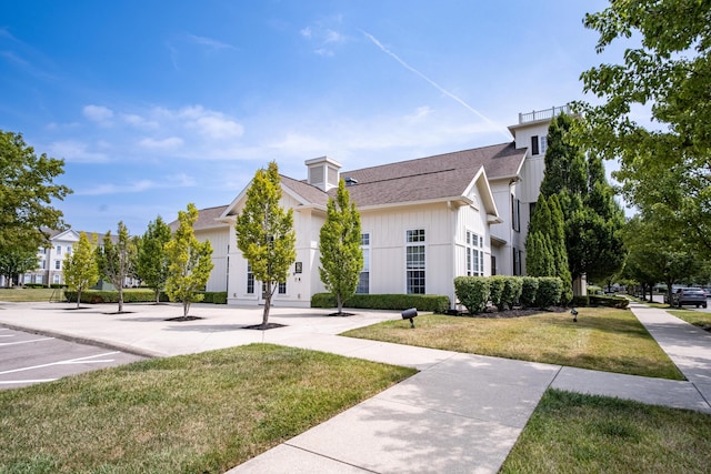 view of front facade featuring a front yard