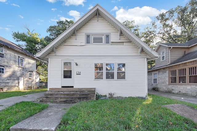 bungalow featuring a front lawn