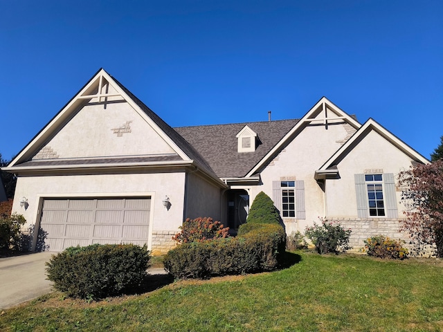 view of front facade featuring a front lawn and a garage