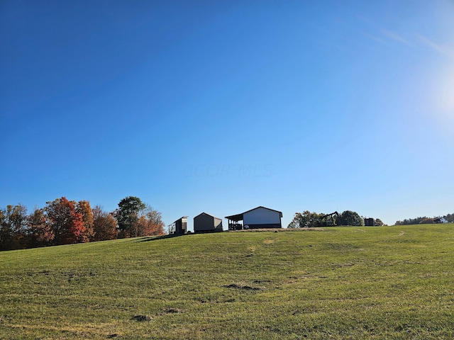 view of yard featuring a rural view