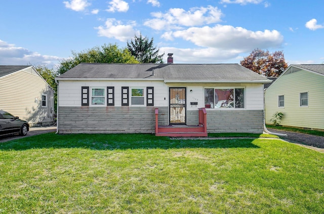 view of front facade featuring a front lawn