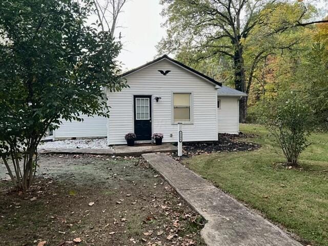 view of front of house featuring a front yard