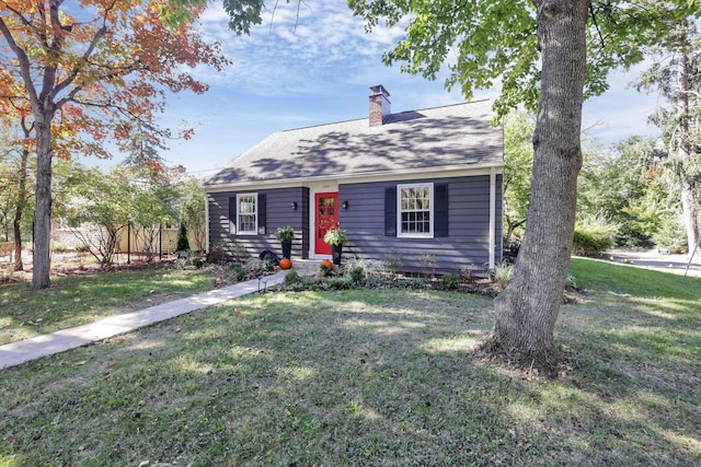 view of front facade with a front yard