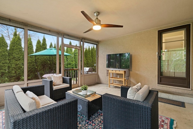 sunroom / solarium with outdoor lounge area and a ceiling fan